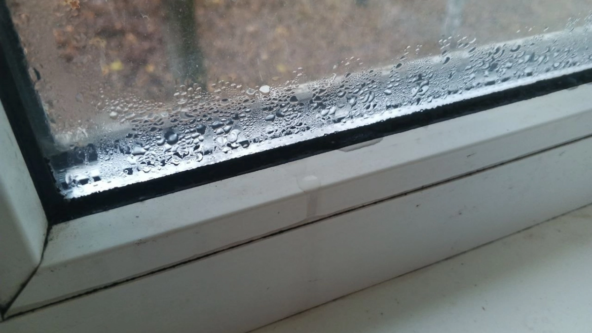 Вот как легко избавится от сквозняка между рамой и подоконником: дёшево и мастера вызывать не надо