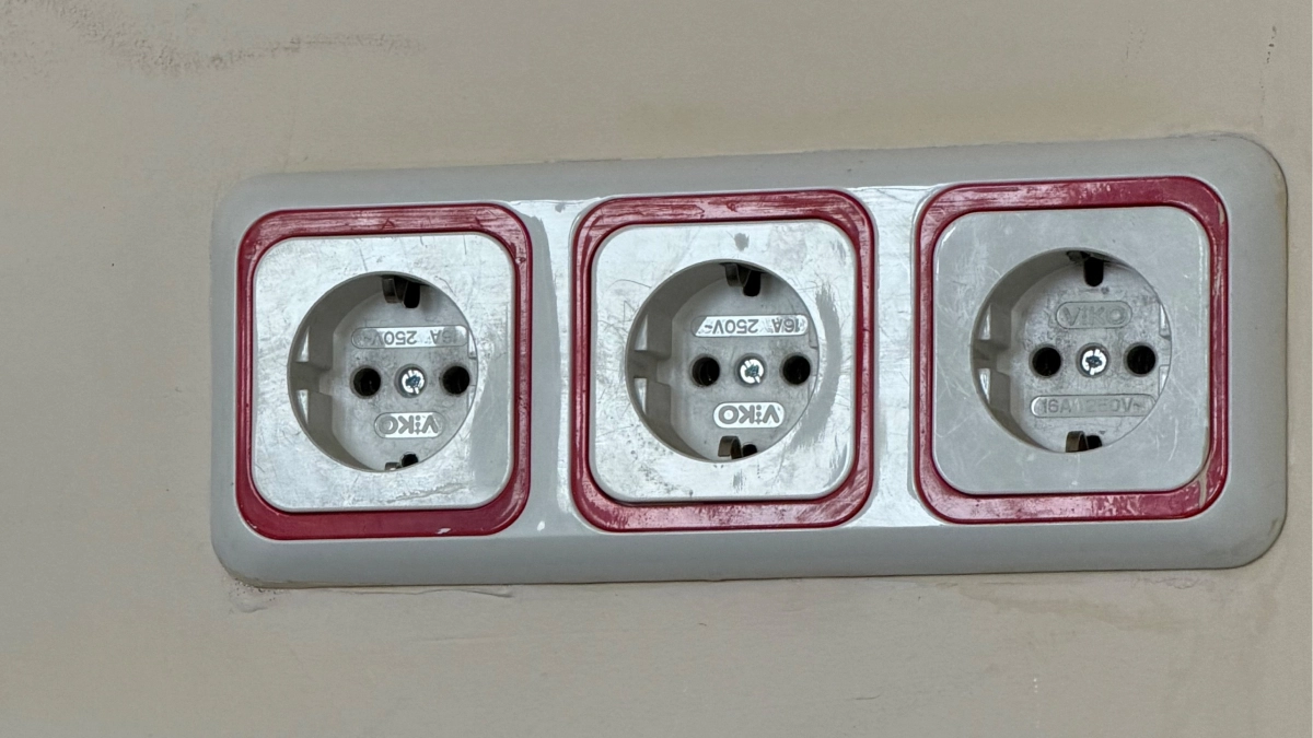 «Сжирают» четверть электричества в доме — вот какие 2 прибора обязательно нужно выключать из розетки