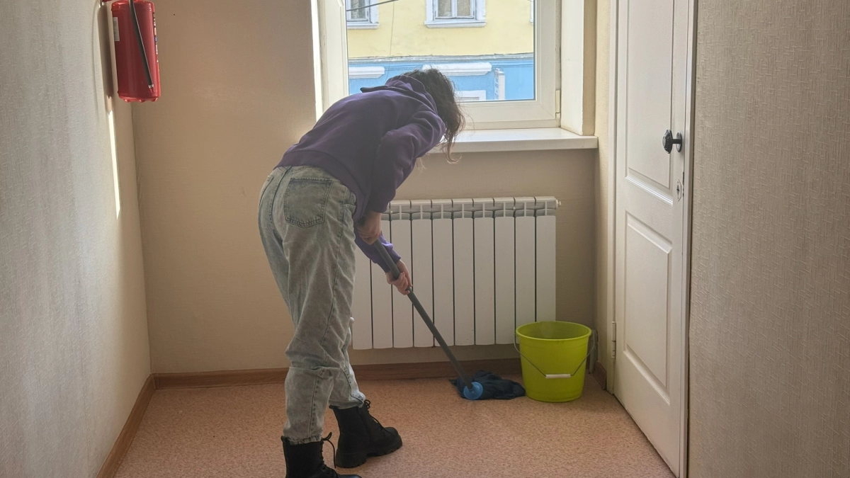 Начала мыть полы солёной водой — перемены в доме заметила вся семья: вот для чего добавляю соль в ведро