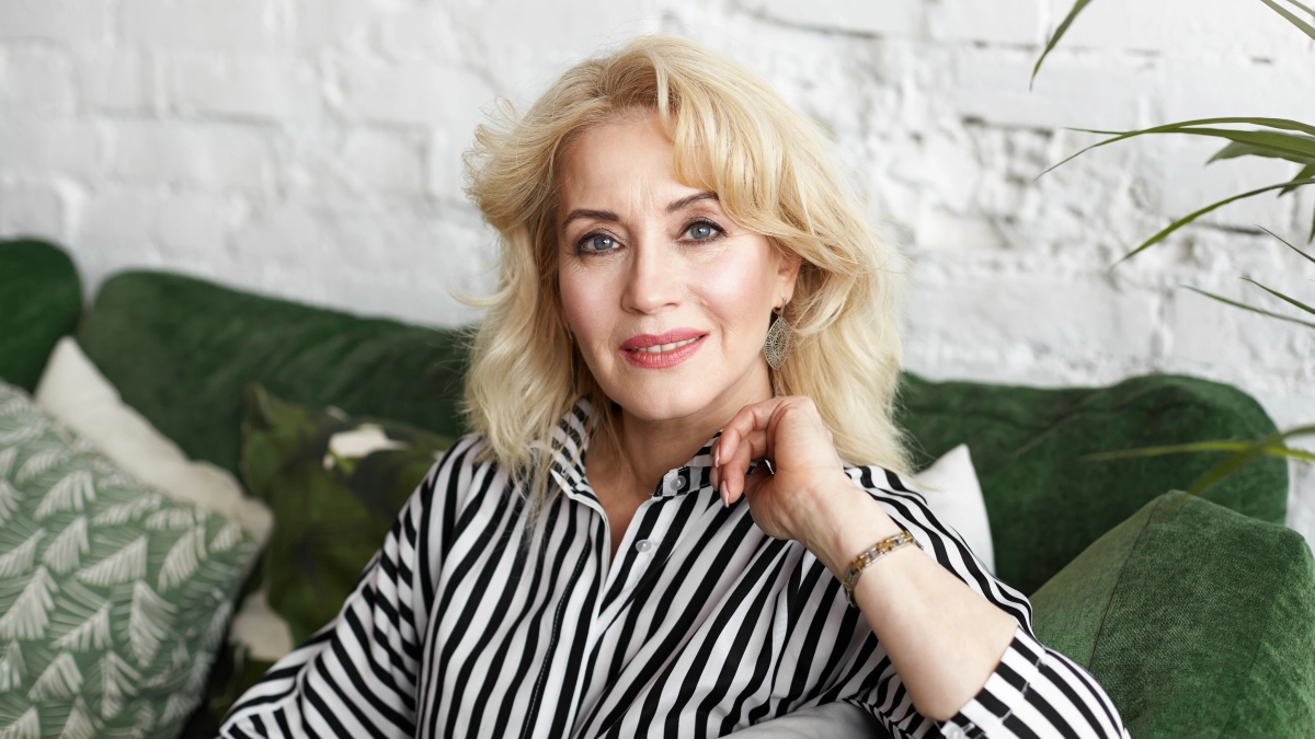 Что делать, когда седина старит, а часто красить волосы уже надоело: 3 оттенка, которые омолодят без постоянной коррекции