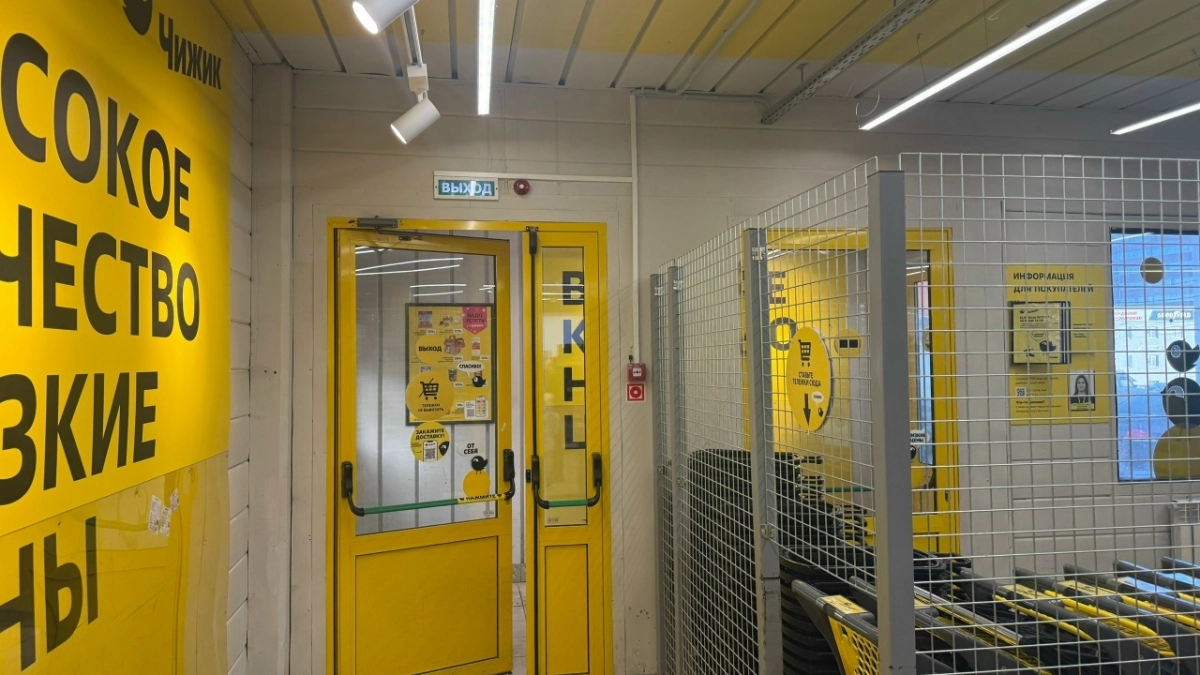 Забудьте о скатертях и клеёнках: в «Чижике» продают гибкое стекло за 500 рублей — стол как новый