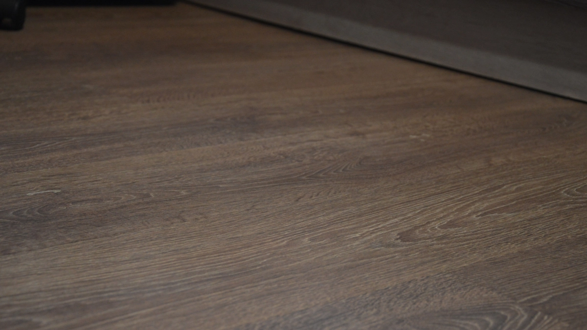 Дешевле ламината и теплее плитки: какое покрытие для пола сейчас в моде — служит десятилетиями