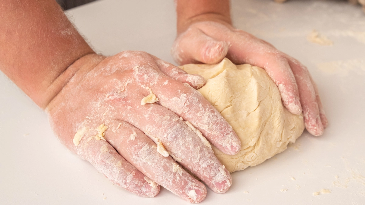 Дрожжи не нужны: тесто на рассоле за 10 минут — для пирожков, булочек, пиццы и сладкой выпечки