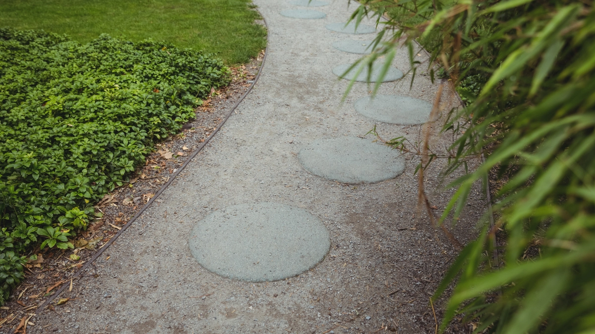 Асфальт и брусчатка уже не в почёте: дорожки на участке делают из этого — руками, за копейки, и не размокает