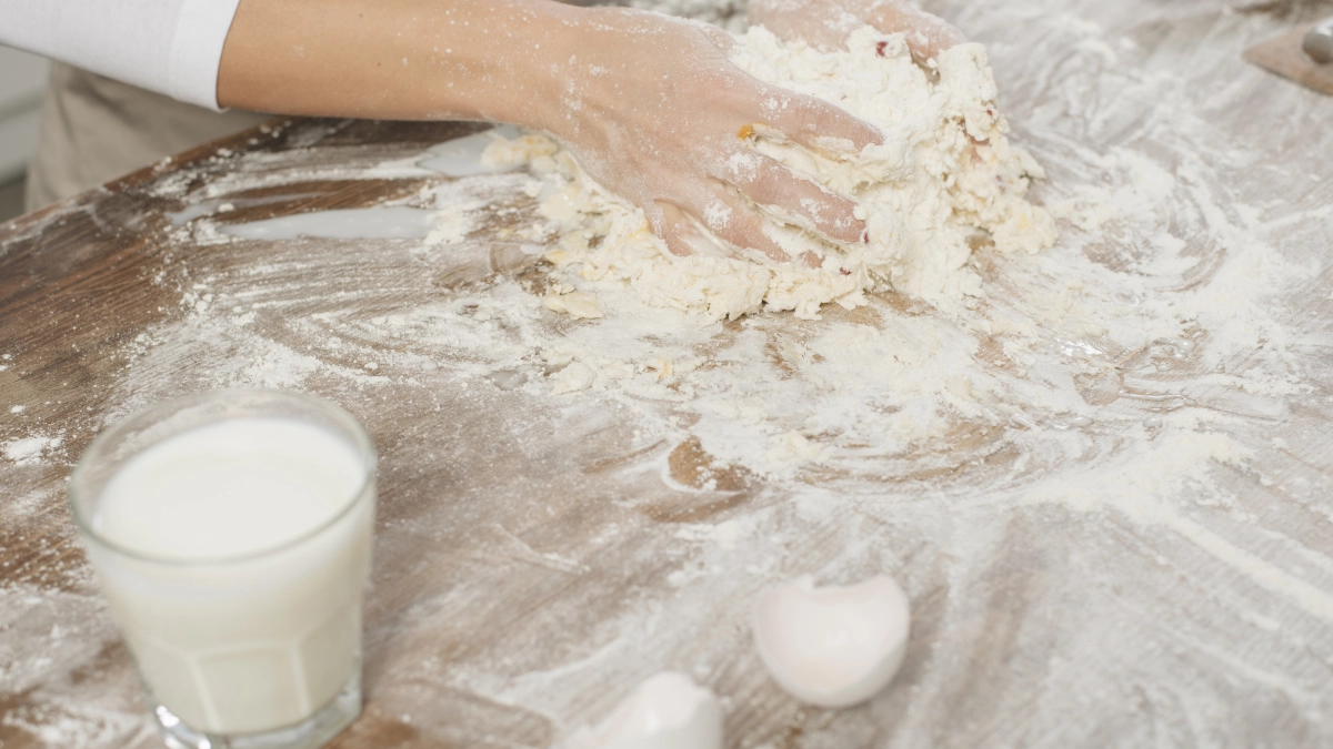 Универсальное тесто для всего: и пирожки, и пицца — остаётся мягким даже на следующий день