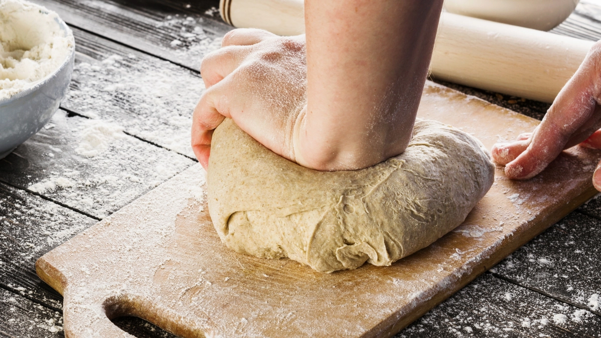 Заварное тесто за 20 минут: без комочков, без трещин, без разочарований — для идеальных эклеров