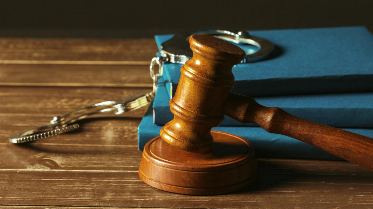 Елецкий полицейский украл больше миллиона у задержанной с ее смартфона