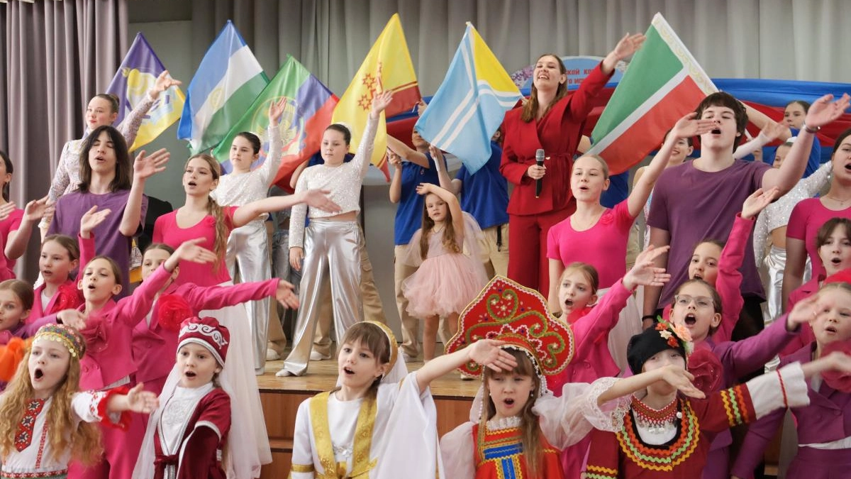 Две тысячи школьников спели на конкурсе хоров в липецкой школе