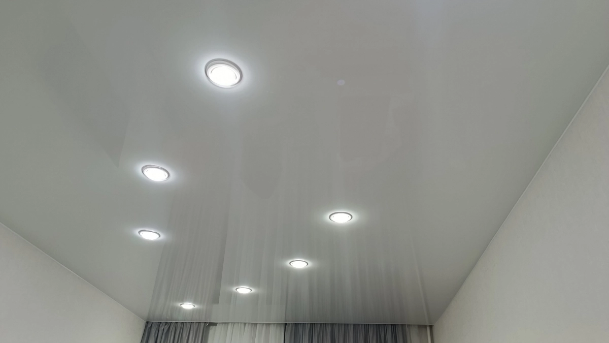 Натяжные потолки больше не в моде: 3 причины срочно убрать их из современной квартиры – вот чем заменить