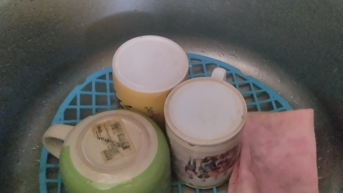 Неряшливую хозяйку выдает кухня - и дело не в грязной посуде: 10 вещей, которые пора выбросить с кухни