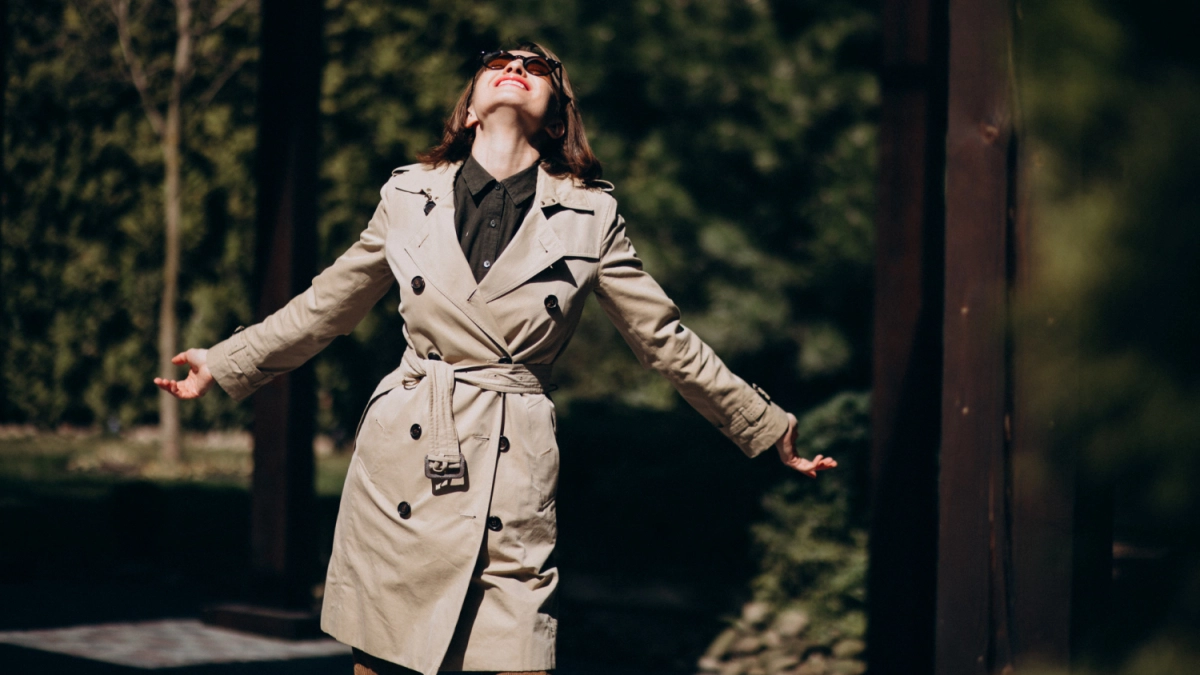 Как весной выглядеть моложе и дороже: эти 7 курток выбирают стильные женщины 50+ в 2026