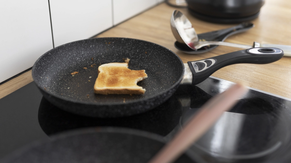 Сковорода как новая без усилий: кипятим воду с двумя ложками соды — и чёрная корка исчезает