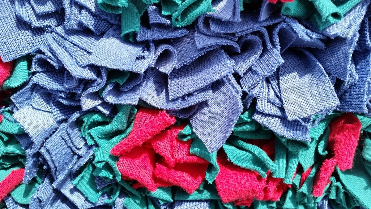 Как сделать из старых тряпок дизайнерские штучки: простые трюки для второй жизни текстиля