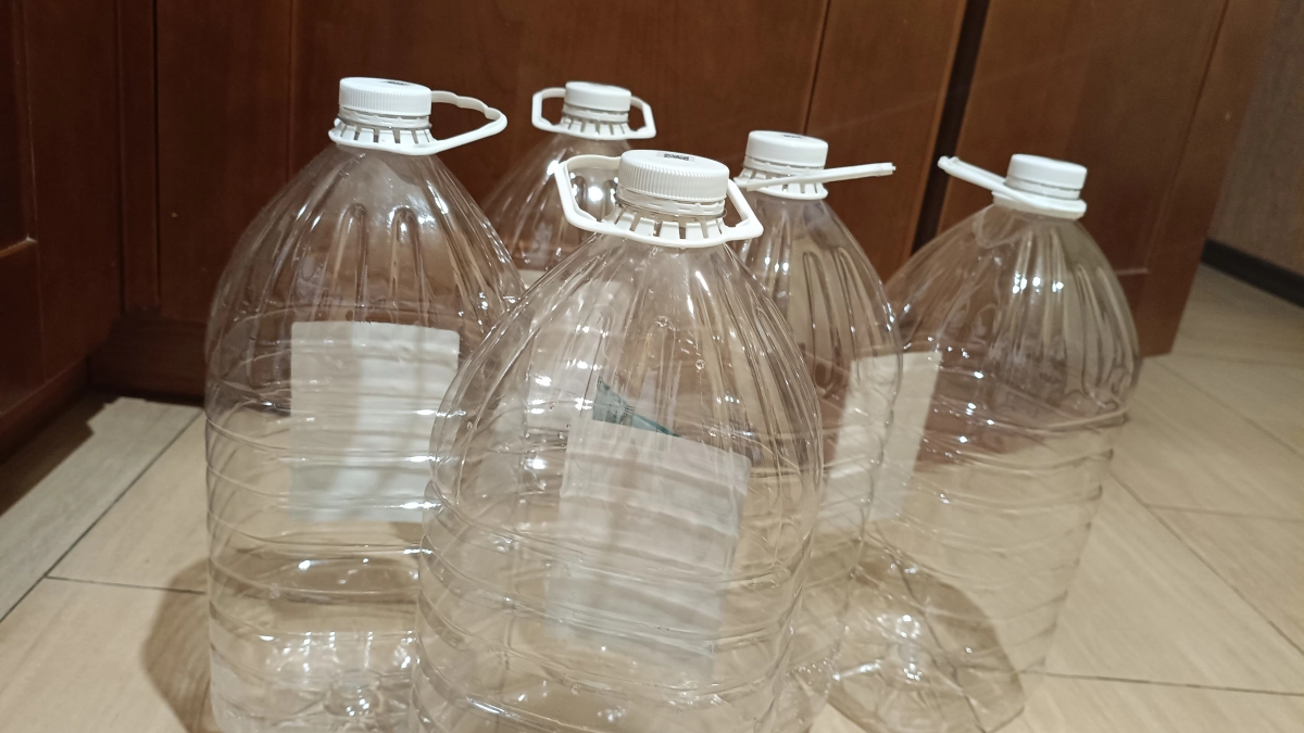 Выкидывать пластиковые бутылки - моветон: новый тренд 2026 — вертикальные грядки из отходов на балконе