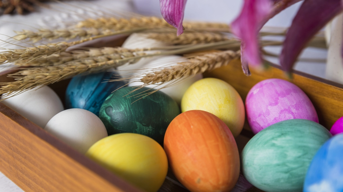 Свекла и луковая шелуха в пролёте: пасхальные яйца будут сиять как драгоценные камни