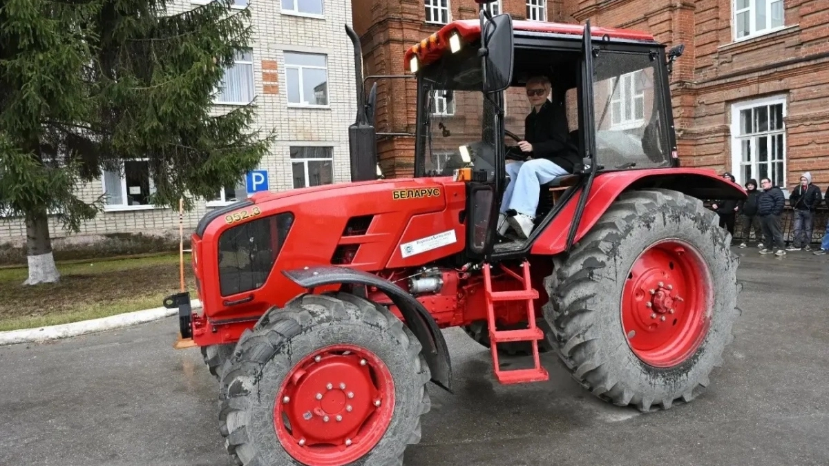 Глава липецкого минсельхоза получила права тракториста вместе со студентами елецкого колледжа