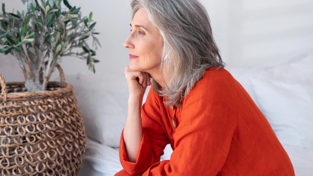 Не бойтесь серебра: как подчеркнуть седину, чтобы лицо выглядело свежее и моложе — примеры модных оттенков