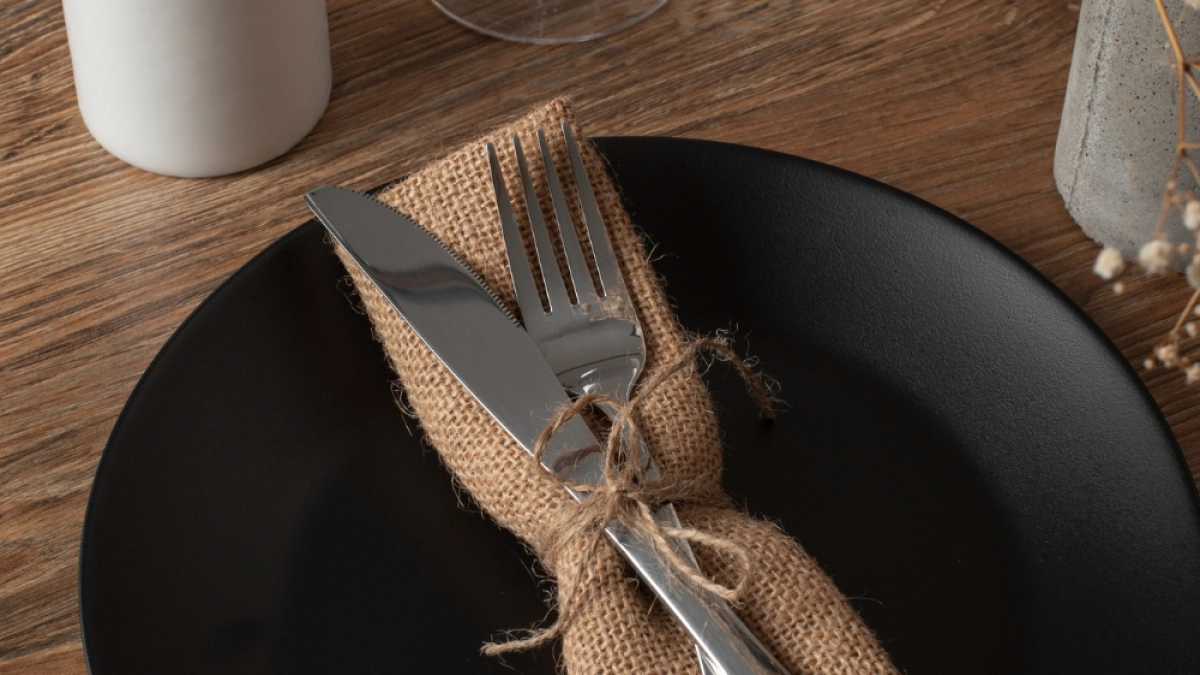 Эти скатерти уже давно «колхоз»: клеёнка и вышивка давно ушли — вот что стелют на стол стильные хозяйки