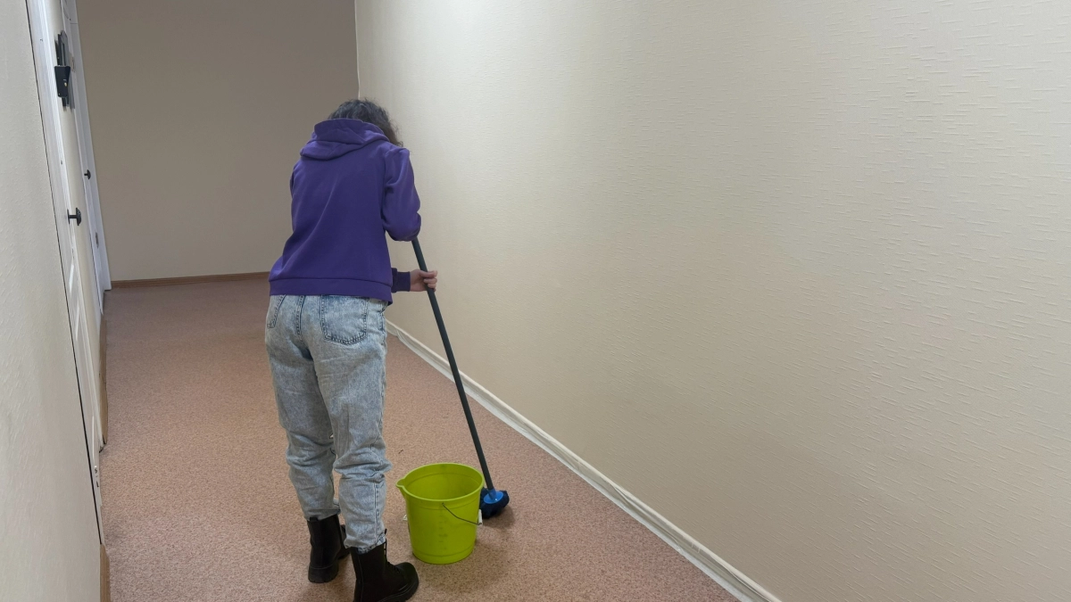 Начала мыть полы солёной водой — и вся семья заметила перемены: вот зачем я добавляю соль в воду для мытья полов