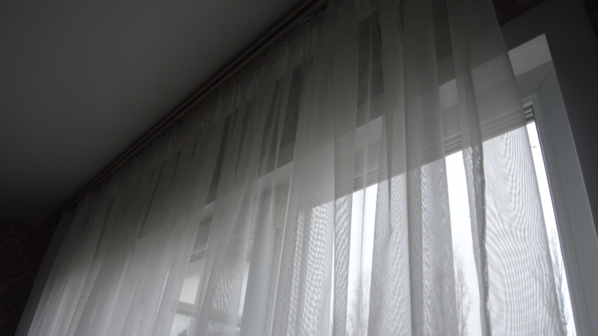 Один пузырёк — и тюль как новый: способ, о котором молчат производители порошков