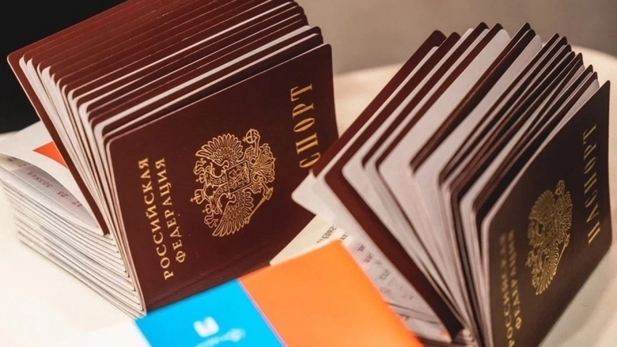 38 липецких школьников получили первые паспорта