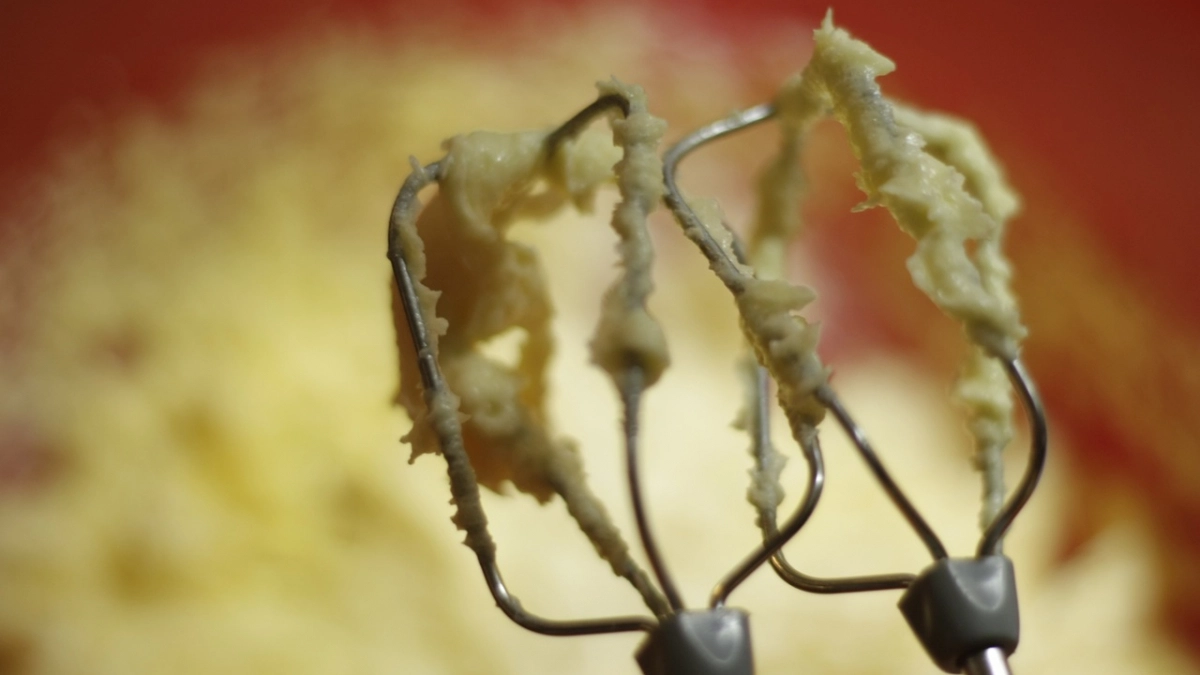 Масло сразу выкинула: вот с чем нужно смешать сгущенку, чтобы получить "божественный" крем для тортов и пирожных