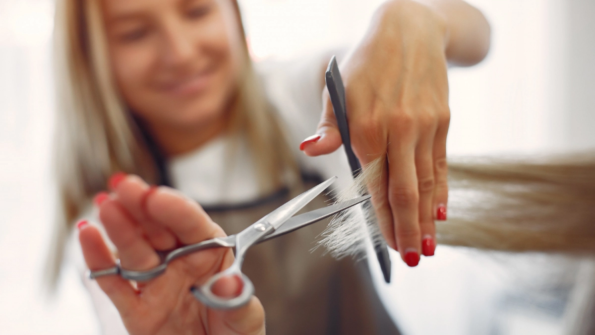 "Каре" и "боб" давно не в моде: легкие стрижки на короткие волосы на весну - образ для женщин 40+