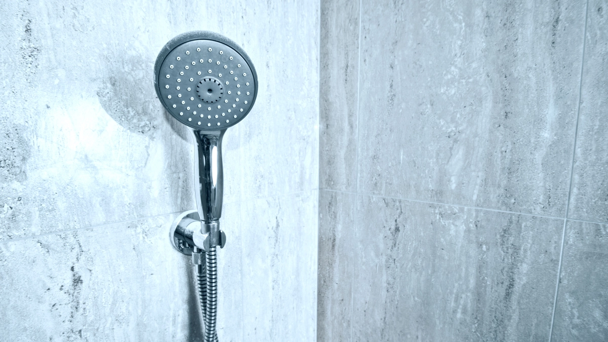 Привязала пакет к лейке на ночь — налёт исчез, вода полилась как из пожарного шланга