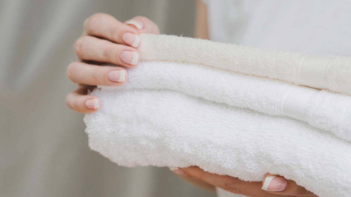 Перестала портить полотенца в стиралке: чищу их в пакете за 5 минут — без пятен и с запахом