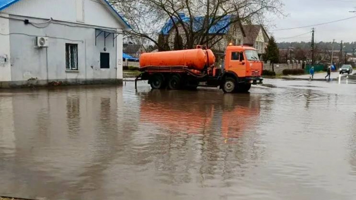 Липецкие коммунальщики устраняют последствия ливня