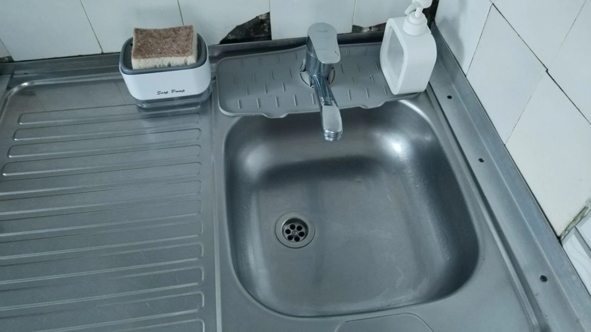 3 ложки на 1 литр: вот как сделать так, чтобы слив раковины больше никогда не вонял – совет от старого сантехника