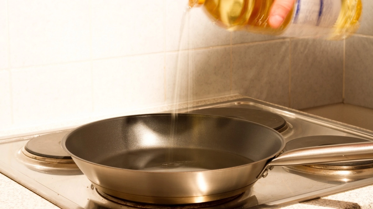 10-летняя сковорода снова как новая: 1 стакан раствора - и можно забыть о масле при жарке