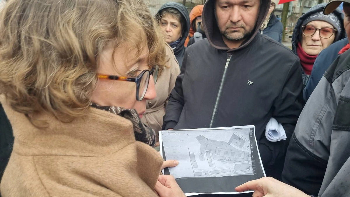 Во дворе на улице Космонавтов поставили забор вплотную к окнам