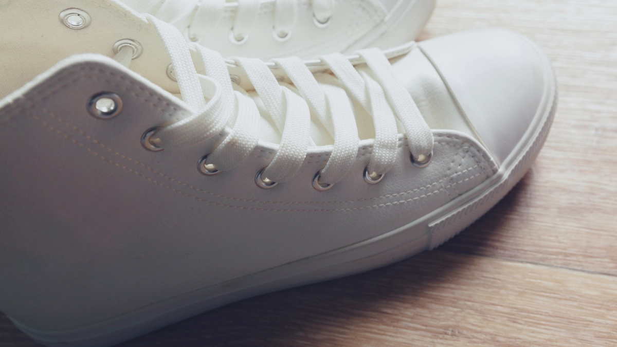 Ни серости, ни жёлтых пятен: 3 капли жидкости — и трём подошву до блеска