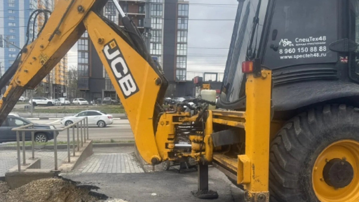 Липецкие коммунальщики устраняют порыв водопровода на Фрунзе