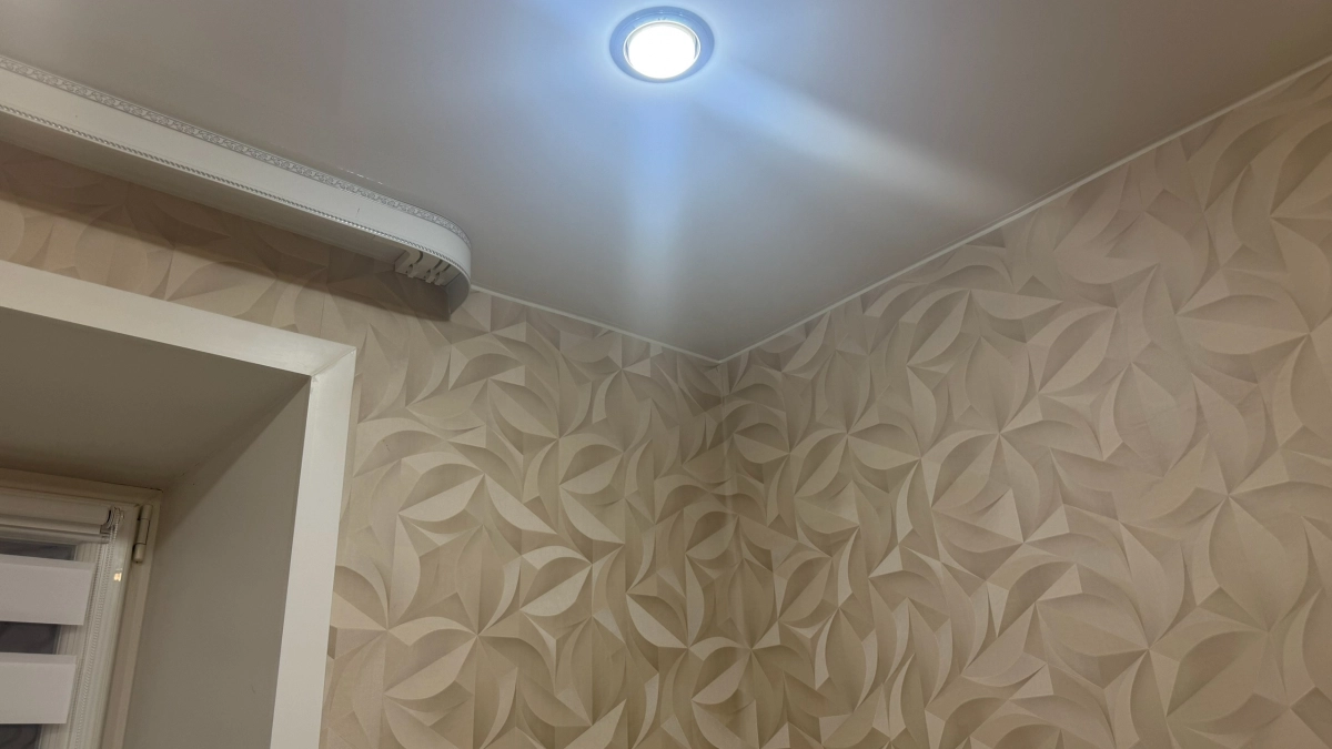 Натяжные потолки больше не в тренде: 4 актуальные альтернативы, которые сделают вашу квартиру стильной