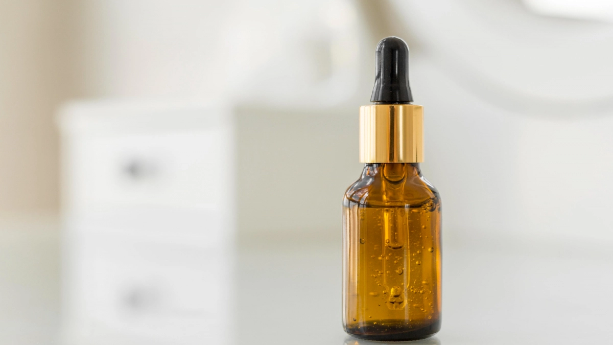 Морщины исчезают без дорогих кремов: это копеечное масло осветляет кожу и возвращает ей фарфоровое сияние