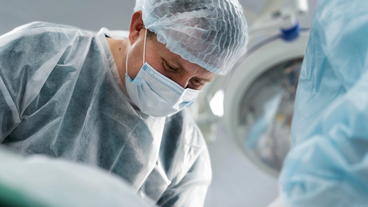 Ельчанина с взрывной травмой прооперировали в областной больнице