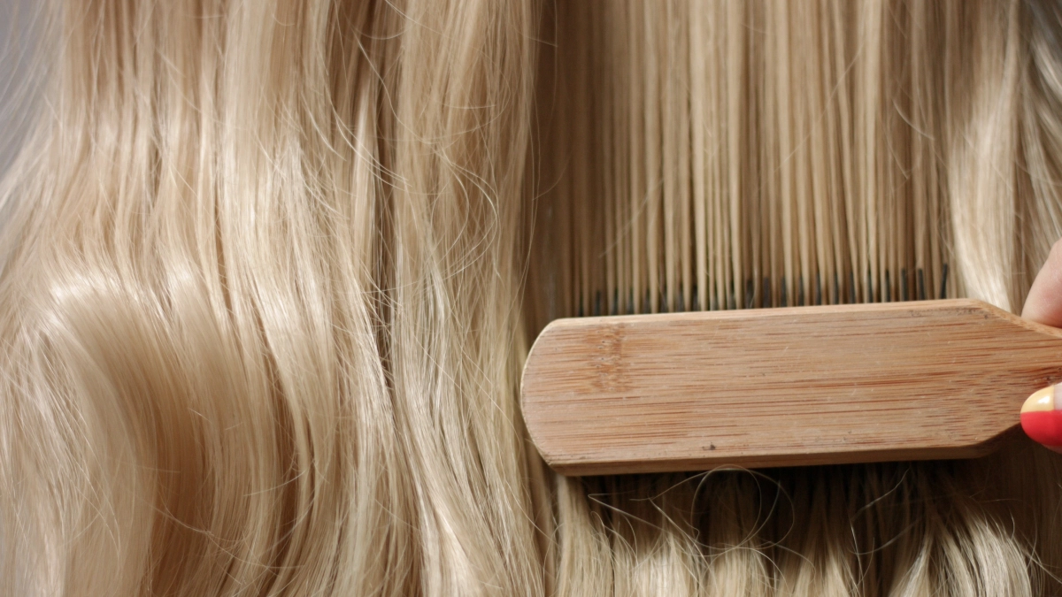 Чтобы цвет не вымывался через неделю: уход за окрашенными волосами — советы стилистов