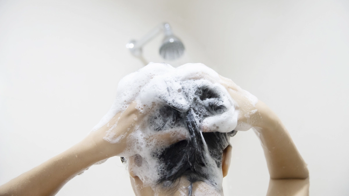 Добавьте в шампунь всего 6 капель и волосы будут чистыми все 7 дней – апрельская хитрость