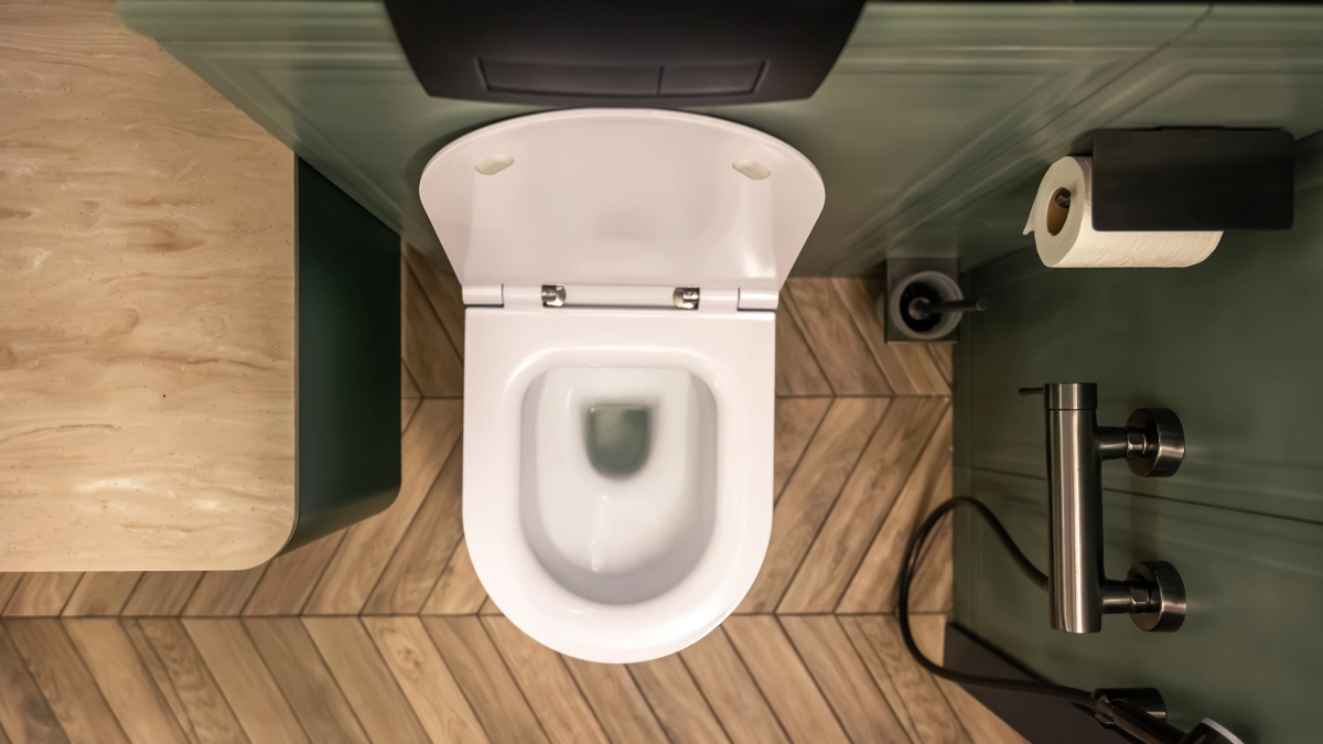 Забудьте про «Доместос»: 3 ложки кофе, соды и уксуса — и унитаз сияет, а пахнет кофе