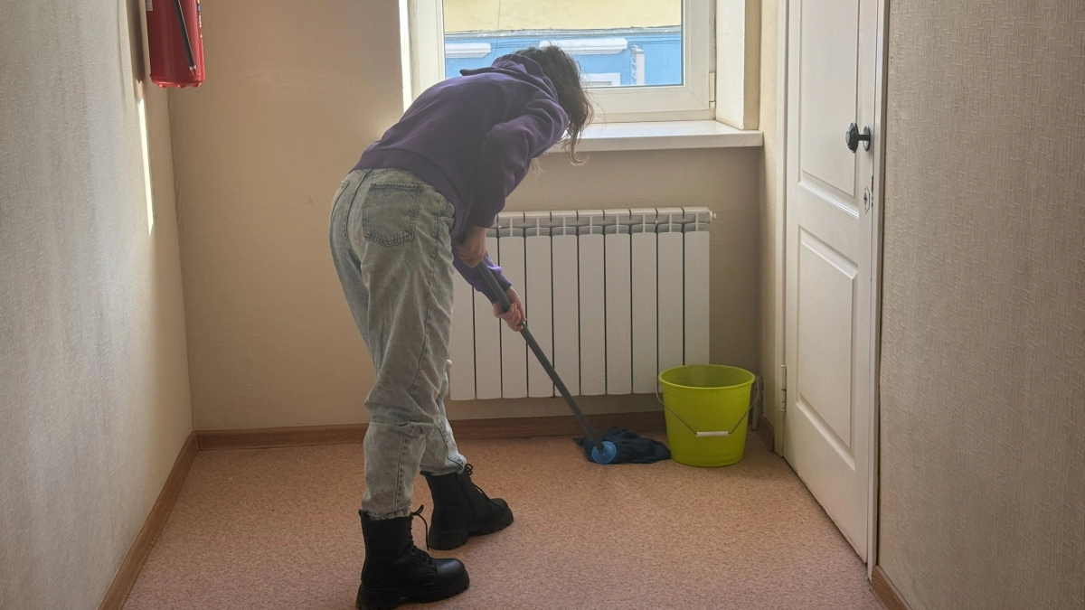 Начала мыть полы солёной водой — и вся семья заметила перемены: вот зачем я добавляю соль в воду для мытья полов