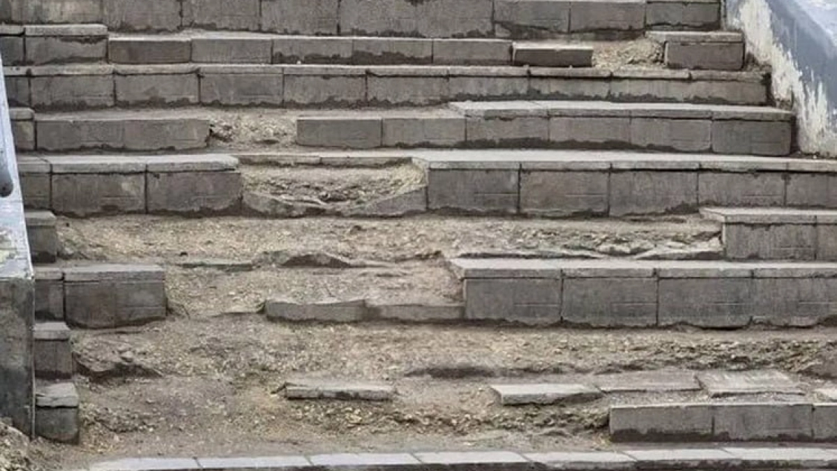 Жители Липецка бьют тревогу из-за состояния плитки и лестниц в городе