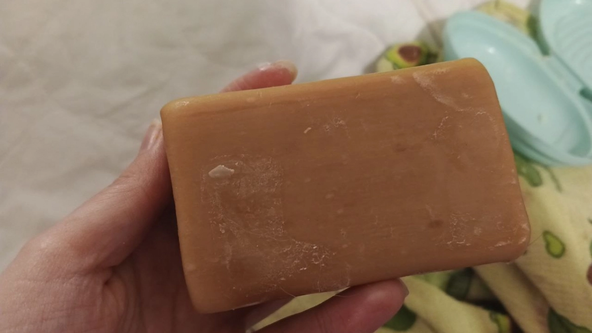 Жёлтые пятна на одежде больше не проблема: 3 простых способа их отстирать