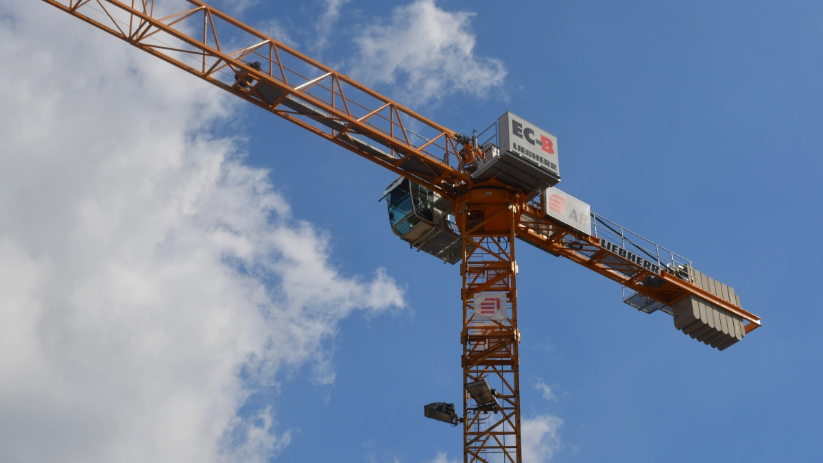 На улице Юношеской приступят к сносу трёх заброшенных зданий