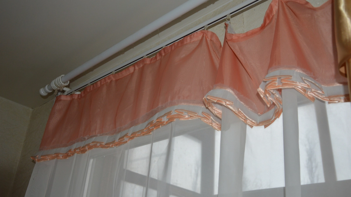 Замачиваю тюль с одним пузырьком — жёлто-серый цвет уходит, возвращается белый