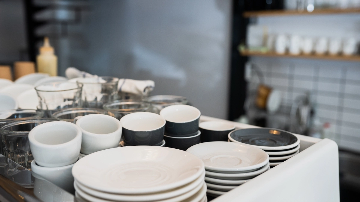 Наклейки на новой посуде — не проблема: 1 капля масла, подождать минуту — и готово