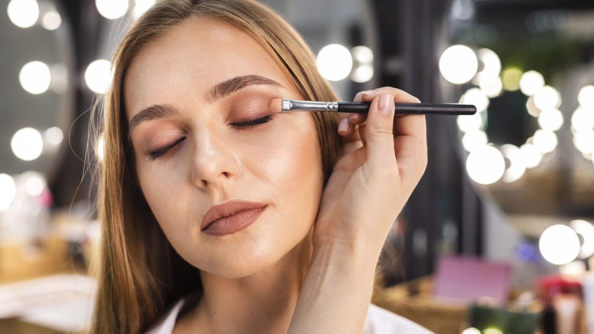 Тренды в макияже на 2026: советы визажистов для тех, кто хочет выглядеть на свой возраст, но свежее