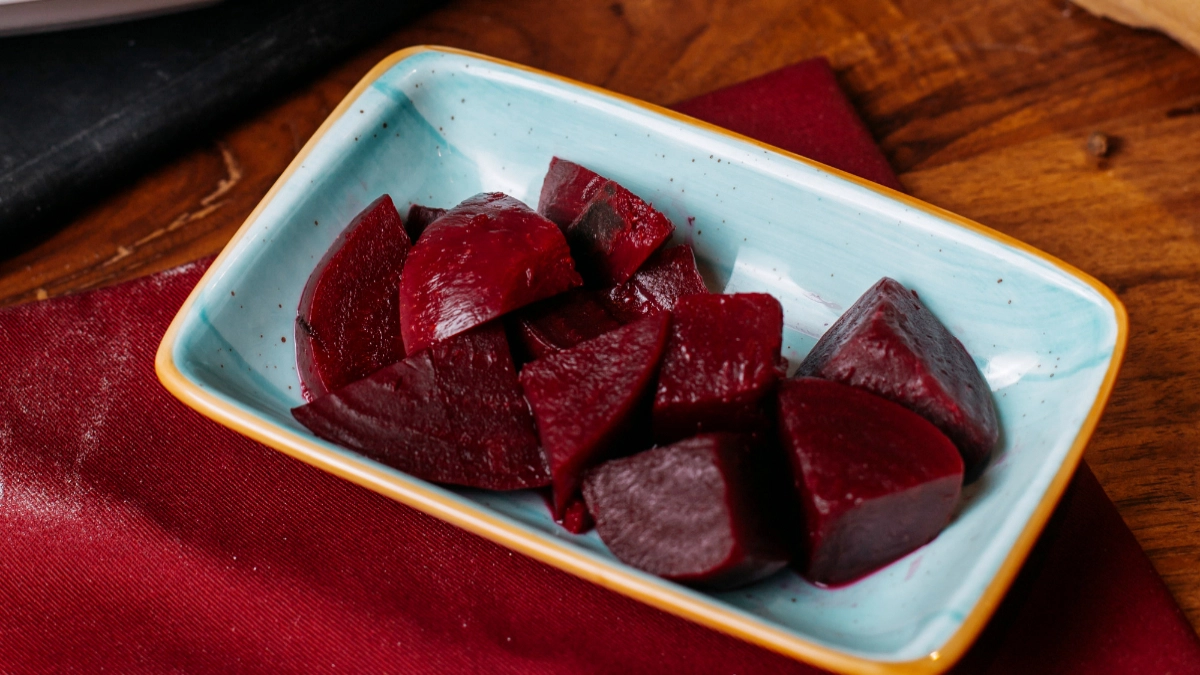 Варить свеклу часами не нужно — хватит 15 минут: овощ будет вкуснее и сочнее всего благодаря одной уловке