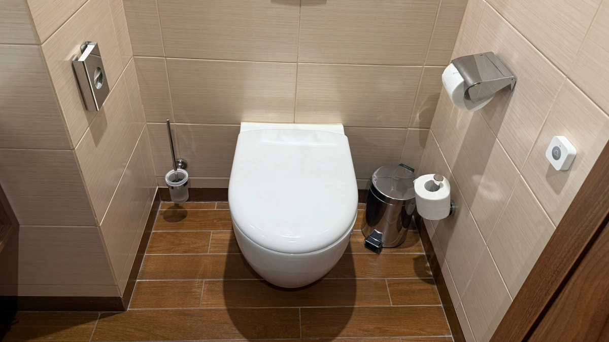 Смешала 3 ингредиента – ванна и унитаз сияют чистотой: эффективнее дорогой химии